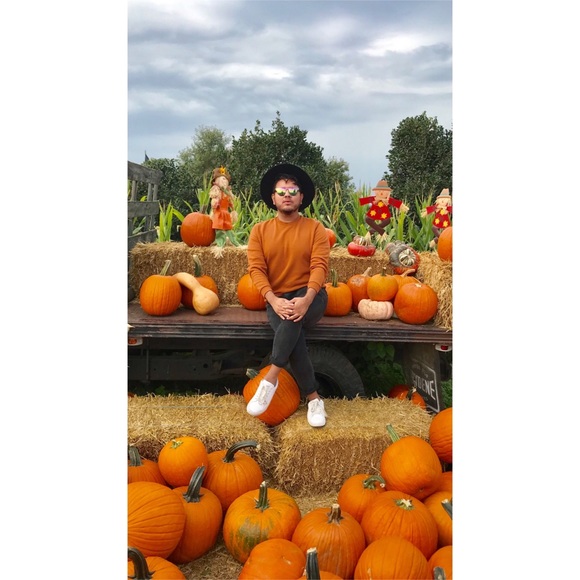 Meet your Posher, Carlos - Picture 1 of 4